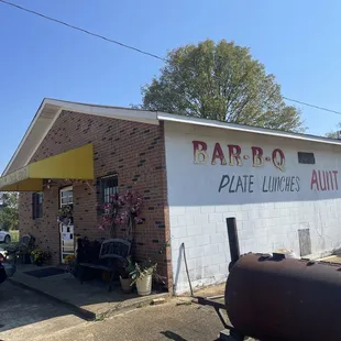 Don&apos;t let the outside fool you.  Bars on the windows are probably just a necessity but Everyone is welcome; it&apos;s so nice and neat.