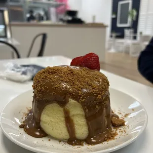 Fluffy cheesecake with biscoff topping