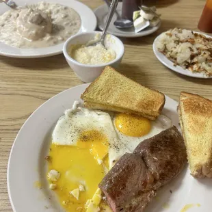 Steak and eggs med rare