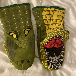 Super cool kitchen mittens