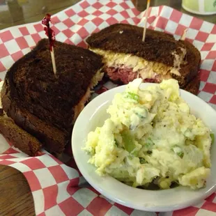 No bread isn't burnt they just use a super dark rye bread!