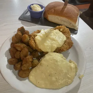a plate of fried chicken and gravy
