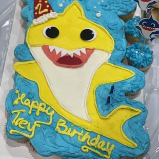 Baby shark out of cupcakes