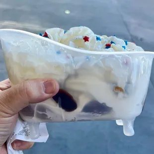 Oh yaaaasss kween! What&apos;s better than ice cream? What&apos;s better than magic kingdom?! Brownie sundae in the magic kingdom!