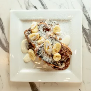 french toast with bananas and powdered sugar