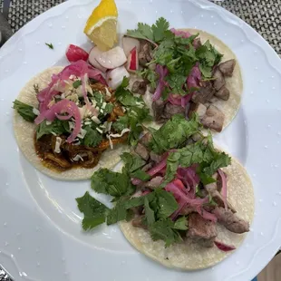 3 tacos: 2 carnitas 1 cochinita