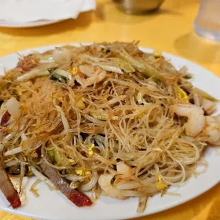 Dinner@Au's Garden Restaurant; 11/14/2024. My Husband kept on telling me 2 order whatever, huh? Lol. We ordered, Mai Fun, more Leftovers!