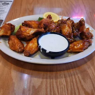 12 wings, mango habanero and buffalo, excellent!