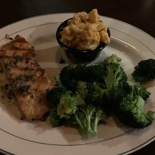 Salmon with mac &amp; cheese and broccoli