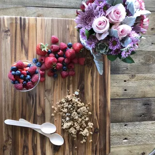 Fresh Berry & Granola Greek Yogurt