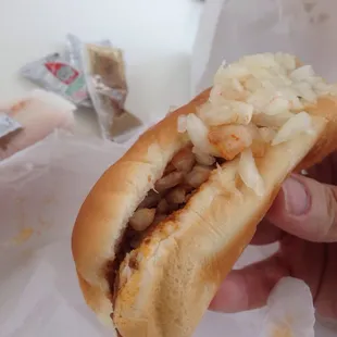 Standard gritty style chili dog.  Nice soft bun, decent wiener, nice and mellow chili.  Neato place!