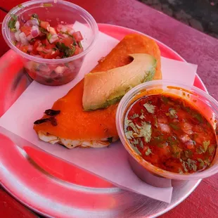 Quesobirria con pica de Gallo y avocado