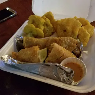 a tray of fried food