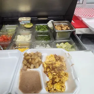 Plato de chorizo con huevo. delicious chorizo ​​with egg plate.