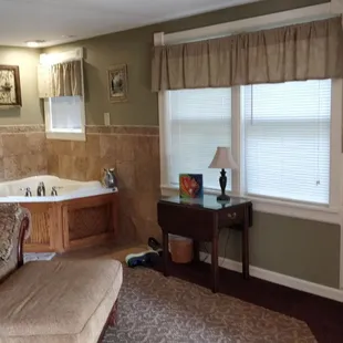 Sitting area with TV and jacuzzi.