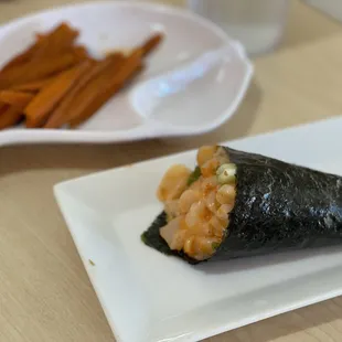 Spicy scallop hand roll