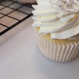Classic Vanilla Cupcakes