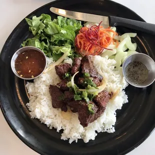 Bo luc lac rice plate (shaking beef)