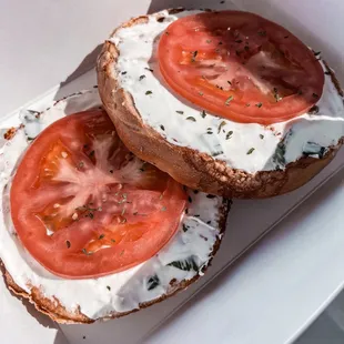 jalapeño cheese bagel with chive cream cheese &amp; tomatoes. -