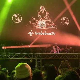 Habibi's house, el dj tiene buena mezcla de música.  Las bebidas son un poco caras.