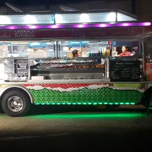Taco truck at night time... Lonchera de noche.