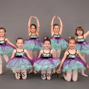 Little Avant dancers