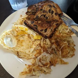 Two eggs and hashbrown with raisin bread