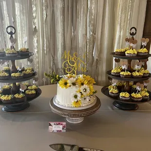 8&quot; Wedding Cake and Cupcakes