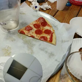 this place definitely serves frozen pizza. if I come back I'll be sure to NOT get pizza.