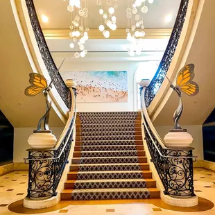Staircase leading down to Aveo