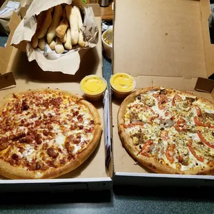 The gyro pie is amazing.  And you can never go wrong with bacon extra cheese...  Love Avers!