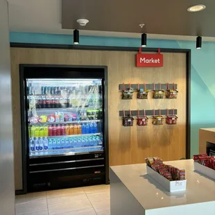 Small market and breakfast amenities. Includes bagels , omelets, sausage sandwiches boiled eggs, apples, cereal,  yogurt etc. to go.....