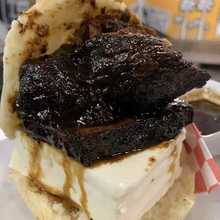 Arepa de asado negro con queso guayanes