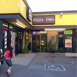 THE BEST PIZZA IN THE CITY OF LONG BEACH! MY FAVORITE PLACE IN THE WORLD.