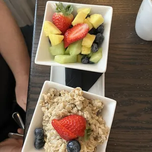 Oatmeal with fresh fruit