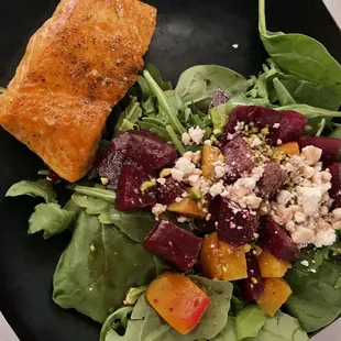 Beet salad with grilled salmon