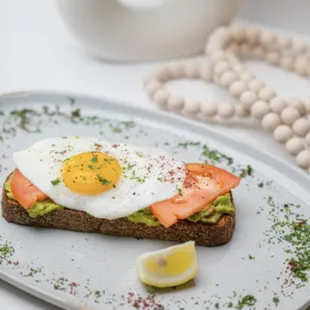 Avo egg toast