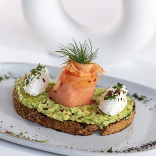 Avo salmon toast