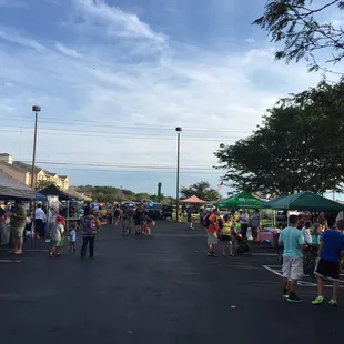 a large group of people shopping