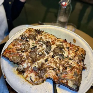 Sausage and shroom pizza
