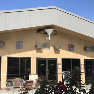 the outside of a coffeehouse