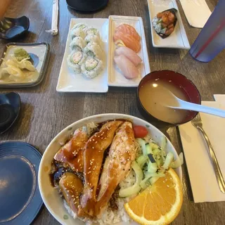 spicy salmon hand roll