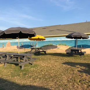 nice picnic tables to eat outside!