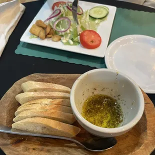 Warm bread with oil and house salad