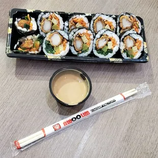 Kimbap fried chicken with sauce