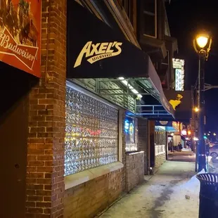 the outside of a restaurant at night