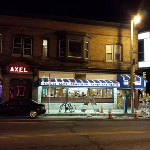 1) Order gr8 Greek to-go 2) go to "restroom" door (i.e., Axel's) 3) take a beer back to Oakland Gyros. Good partner businesses!