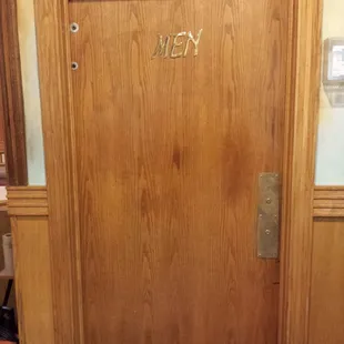 Call in order to Oakland Gyros, &amp; THEN, both genders can go through "MEN" door 4 cheap beer, etc.;  order ready in minutes!