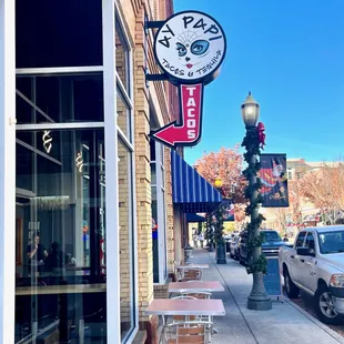 the outside of a restaurant