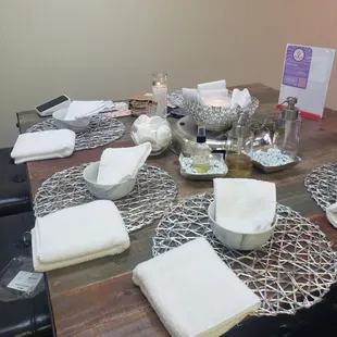 Setup station for a group of spray facials